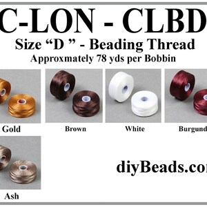 Peut inclure: Fil de perlage C-LON CLBD taille D sur bobines de 78 yards chacune. L'image pr&eacute;sente cinq options de couleurs : or, marron, blanc, bordeaux et cendre. Chaque couleur est montr&eacute;e par une paire de bobines. Le texte indique C-LON - CLBD Size D.