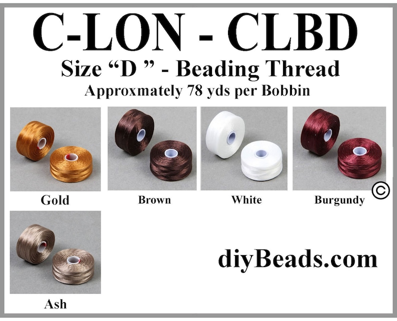 Peut inclure: Fil de perlage C-LON CLBD taille D sur bobines de 78 yards chacune. L'image pr&eacute;sente cinq options de couleurs : or, marron, blanc, bordeaux et cendre. Chaque couleur est montr&eacute;e par une paire de bobines. Le texte indique C-LON - CLBD Size D.