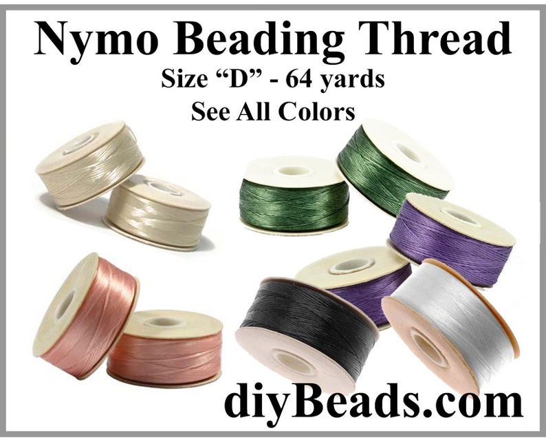 Puede incluir: Carretes de hilo para abalorios Nymo en varios colores, incluyendo blanco, verde, morado, negro y rosa. Los carretes est&aacute;n etiquetados con "Tama&ntilde;o "D" - 64 yardas" y "diyBeads.com".
