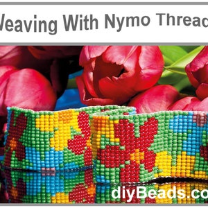 Puede incluir: Un brazalete de cuentas de colores con un patr&oacute;n floral, tejido con hilo Nymo. El brazalete se muestra sobre un fondo de tulipanes rojos. El texto "diyBeads.com" es visible en la esquina inferior derecha de la imagen.