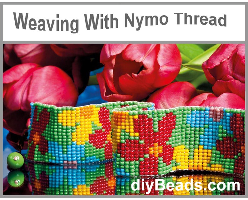 Puede incluir: Un brazalete de cuentas de colores con un patr&oacute;n floral, tejido con hilo Nymo. El brazalete se muestra sobre un fondo de tulipanes rojos. El texto "diyBeads.com" es visible en la esquina inferior derecha de la imagen.