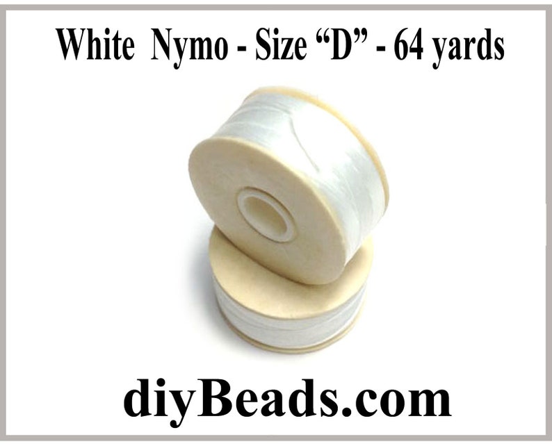 Puede incluir: Dos carretes de hilo Nymo blanco, tama&ntilde;o "D", 64 yardas cada uno. Los carretes son de cart&oacute;n beige y est&aacute;n apilados uno encima del otro.