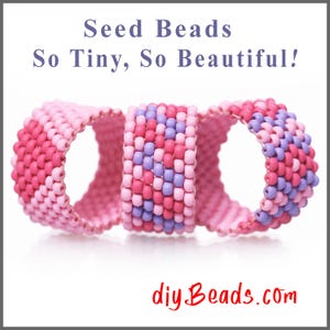 Peut inclure: Trois anneaux tiss&eacute;s compos&eacute;s de petites perles de rocaille dans des tons rose, rose clair et violet. Le texte "Seed Beads So Tiny, So Beautiful!" figure en haut, et "diyBeads.com" est inscrit en rouge au bas de l'image.