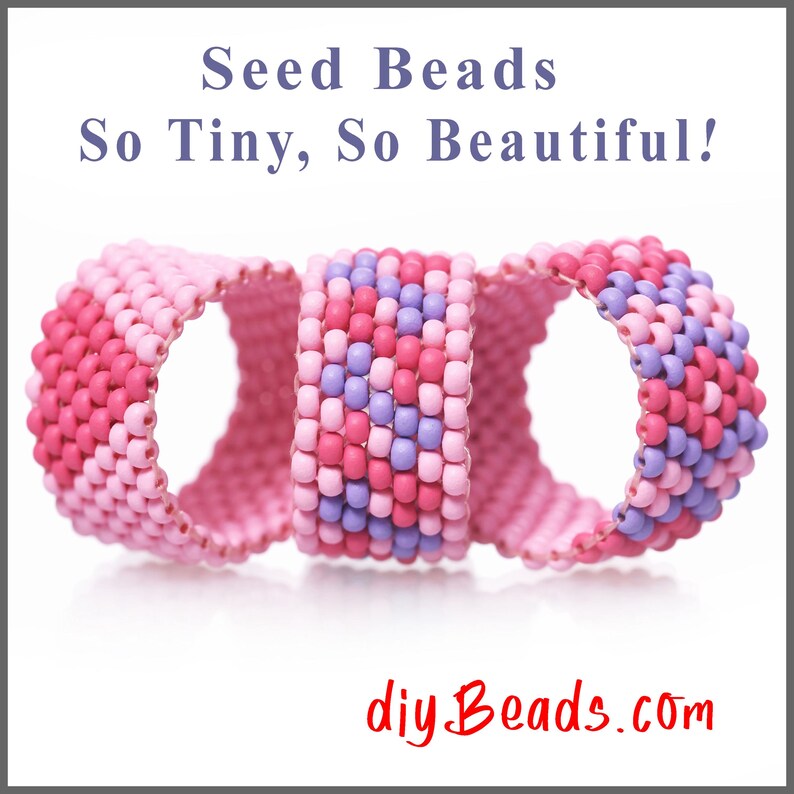 Peut inclure: Trois anneaux tiss&eacute;s compos&eacute;s de petites perles de rocaille dans des tons rose, rose clair et violet. Le texte "Seed Beads So Tiny, So Beautiful!" figure en haut, et "diyBeads.com" est inscrit en rouge au bas de l'image.