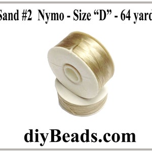 Puede incluir: Una bobina de hilo Nymo de color arena, tama&ntilde;o "D", 64 yardas, en una bobina blanca. La bobina est&aacute; etiquetada "Sand #2 Nymo - Size "D" - 64 yards".