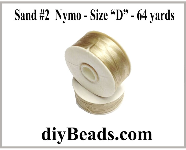 Puede incluir: Una bobina de hilo Nymo de color arena, tama&ntilde;o "D", 64 yardas, en una bobina blanca. La bobina est&aacute; etiquetada "Sand #2 Nymo - Size "D" - 64 yards".