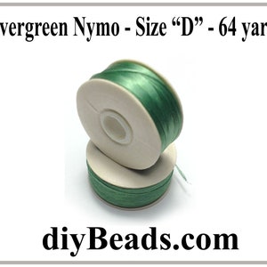Puede incluir: Una bobina de hilo Nymo verde esmeralda, tama&ntilde;o "D", 64 yardas de largo. La bobina es blanca con una etiqueta verde que dice "diyBeads.com".