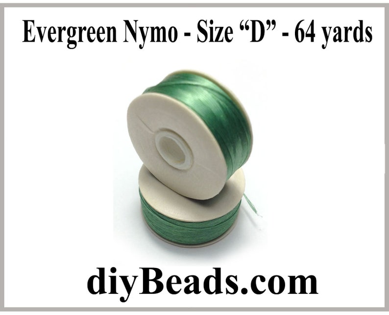 Puede incluir: Una bobina de hilo Nymo verde esmeralda, tama&ntilde;o "D", 64 yardas de largo. La bobina es blanca con una etiqueta verde que dice "diyBeads.com".