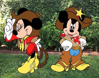 Puede incluir: Dos ratones de dibujos animados vestidos de vaqueros. El ratón de la izquierda lleva una camisa roja, un chaleco marrón y botas amarillas. El ratón de la derecha lleva una camisa marrón, pantalones vaqueros azules y botas marrones. Ambos ratones llevan sombreros de vaquero marrones.