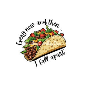 Op de afbeelding: Een grafische illustratie van een taco met een harde schelp, gehakt, sla, tomatenblokjes en geraspte kaas. De tekst "Every now and then... I fall apart" staat in een zwart cursief lettertype rondom de taco-illustratie geschreven.