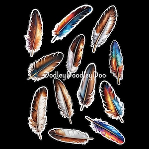 Op de afbeelding: Een verzameling van elf individuele verenstickers met diverse kleurpatronen, waaronder bruine, witte, oranje en blauwe gradiënten. Elke veer heeft een duidelijke witte omlijning en de tekst OodleyDoodleyDoo staat in het midden.