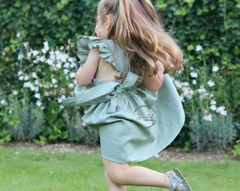 Vestido de niña de flores, vestido de niña de flores boho de lino, vestido de niña de bodas en la playa, vestido de niña pinafore, vestido de lino de bautismo, boda campestre boho