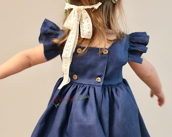 Vestido de niña de flores, vestido de mangas aleteo de dama de honor de lino, dobladillo con volantes, cierre de botón de madera rústico, vestido de primer cumpleaños boho, vestido de bautismo