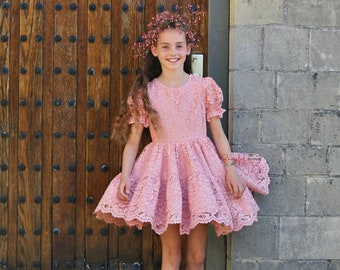 Robe de fille de fleur de Boho de dentelle, robe de mariée classique de demoiselle d’honneur à manches courtes poussiéreuses-rose, jupe rassemblée dentelle Boho Flower Girl