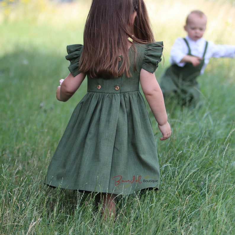 Grünes Blumenmädchen Kleid, Salbei Flatterärmel Boho Hochzeit, Eckiger Ausschnitt Rustikaler Charme Kommunion Kleid, gekräuselter Saum Vintage Style Girl Bild 1