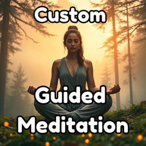 Può includere: Una donna seduta a gambe incrociate in un ambiente boschivo, medita a occhi chiusi. Il testo "Meditazione guidata personalizzata" è sovrapposto all'immagine.