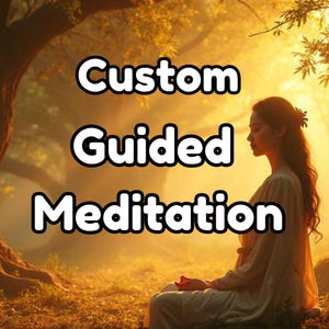Può includere: Una donna medita in un ambiente boschivo con un bagliore dorato. Il testo "Meditazione guidata personalizzata" è visualizzato in lettere bianche.