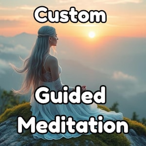 Può includere: Una donna in un abito bianco è seduta su una roccia con un tramonto sullo sfondo. Il testo "Meditazione guidata personalizzata" è sovrapposto all'immagine.