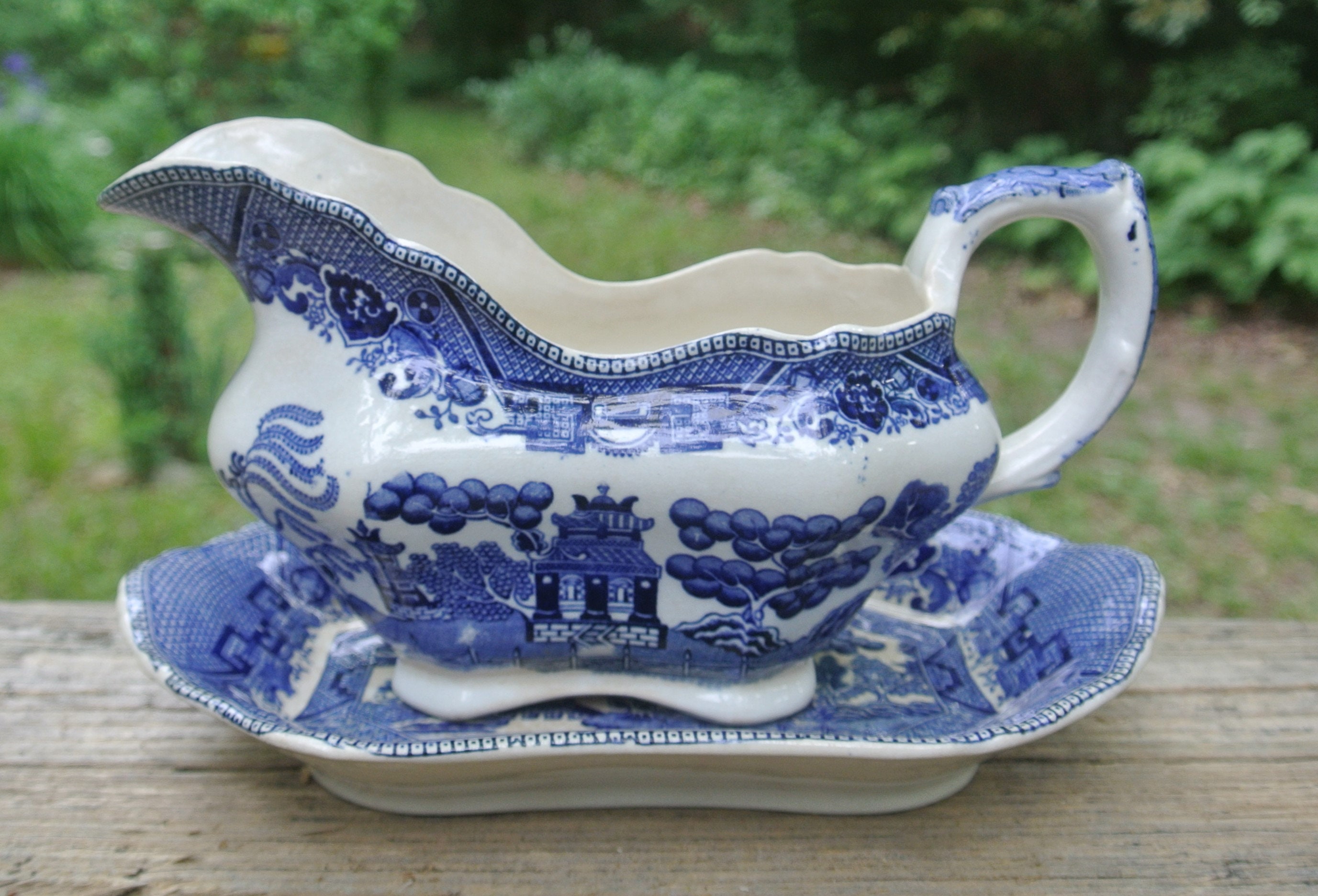 Blue willow gravy clearance boat