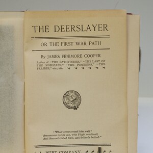Puede incluir: Una cubierta de libro vintage con el título "The Deerslayer" y el subtítulo "Or The First War Path". El libro es de James Fenimore Cooper, autor de "The Pathfinder", "The Last of the Mohicans", "The Pioneers" y "The Prairie".