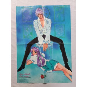 Puede incluir: Póster de estilo anime con dos personajes. Un hombre con camisa blanca y pantalón negro sentado en un taburete, y una mujer con falda verde y top blanco reclinada. El póster incluye el texto "Rose blanche Rose rouge".