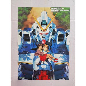 Puede incluir: Una taza de cerámica blanca con un asa negra y el texto "But First, Coffee" en negrita negra. La taza se encuentra sobre un fondo borroso, sugiriendo un ambiente acogedor.