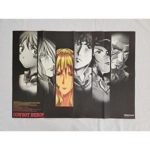 Puede incluir: Un póster plegado con seis retratos de personajes de anime de la serie "Cowboy Bebop". El póster tiene un fondo negro con los rostros de los personajes en escala de grises y un retrato central en color. El título "COWBOY BEBOP" está impreso en blanco.