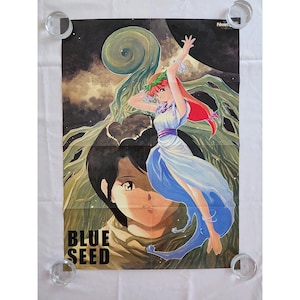 Puede incluir: Póster de anime con una mujer con un vestido azul fluido y cabello rojo. El póster tiene el texto "BLUE SEED" en la parte inferior. El fondo incluye una cara grande y formas verdes arremolinadas.