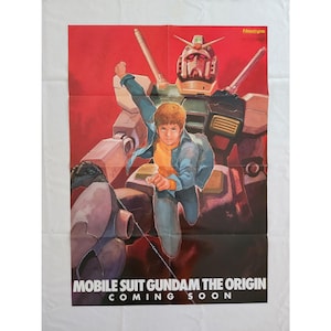 Puede incluir: Póster vintage de "Mobile Suit Gundam The Origin" con un gran robot y un joven con una chaqueta azul. El póster tiene un fondo rojo con el texto "Coming Soon" en la parte inferior. El robot es principalmente blanco, marrón y verde.