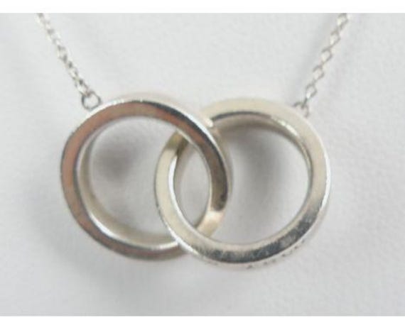 Tiffany & Co. シルバーリング ポーチ付き Tiffany & Co Silver Interlocking Rings Necklace and Pouch - Etsy