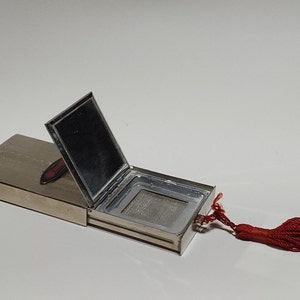 ヴィンテージコンパクトスクエアフリップアップとシルバートーン