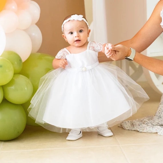 Boite à musique bébé fille toute blanche tenue de baptême.