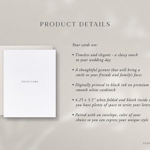 Może przedstawiać: Biała kartka z nadrukiem "YOUR CARD" w środku. Kartka ma po złożeniu 10,8 cm x 14 cm i jest pusta od wewnątrz, aby można było na niej pisać. Dołączona jest koperta.