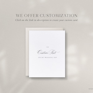 Może przedstawiać: Biała kartka z tekstem "TO Custom Text ON MY WEDDING DAY" w czarnej kaligrafii. Kartka leży na beżowym tle z cieniami.
