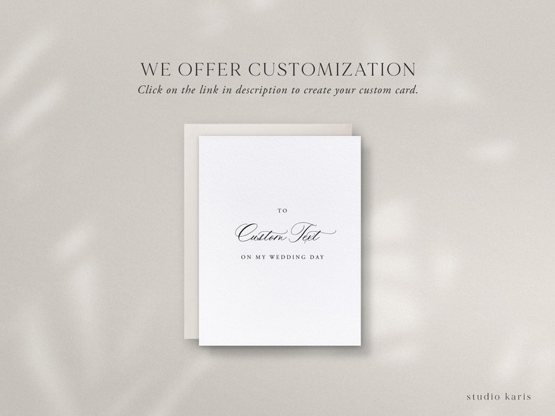 Może przedstawiać: Biała kartka z tekstem "TO Custom Text ON MY WEDDING DAY" w czarnej kaligrafii. Kartka leży na beżowym tle z cieniami.