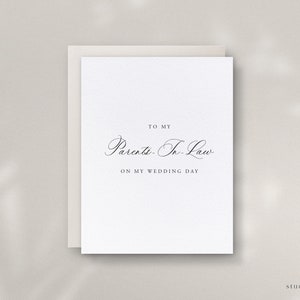 Może przedstawiać: Biała kartka z tekstem "To my Parents-In-Law On my Wedding Day" w czarnej kaligrafii.