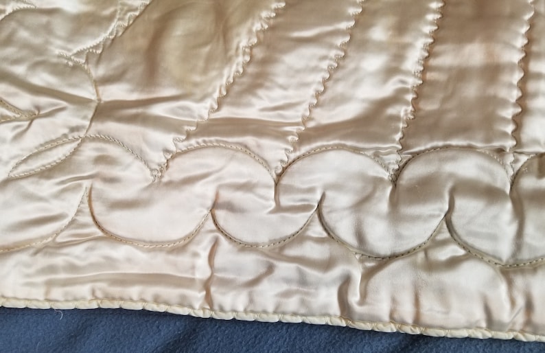 Beautiful Condition! Vintage Reversible Pink and White Satin BABY QUILT COMFORTER from 1950/'s