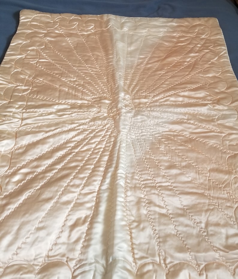 Beautiful Condition! Vintage Reversible Pink and White Satin BABY QUILT COMFORTER from 1950/'s