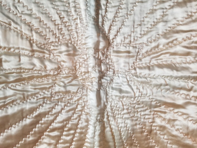 Beautiful Condition! Vintage Reversible Pink and White Satin BABY QUILT COMFORTER from 1950/'s