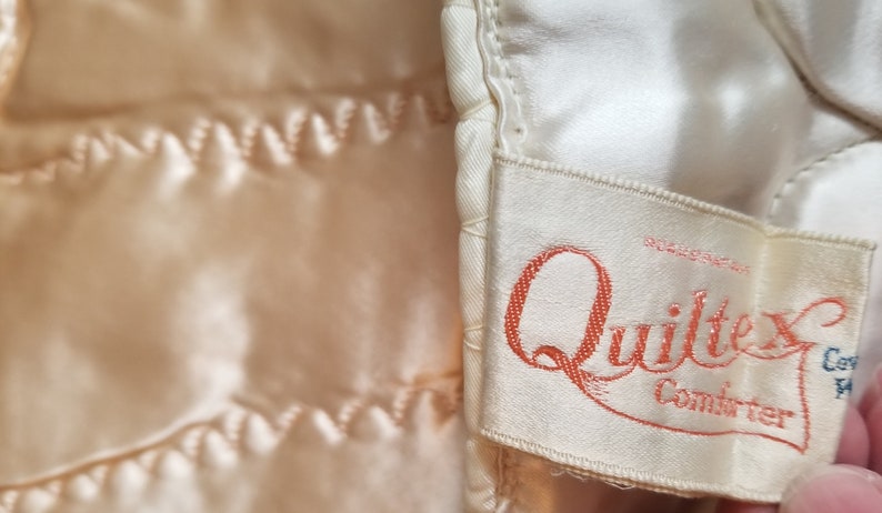 Beautiful Condition! Vintage Reversible Pink and White Satin BABY QUILT COMFORTER from 1950/'s