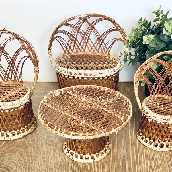 meubles de maison de poupée boho en osier vintage | Table de salle à manger des années 1960 et 3 chaises paon | accessoires de maison de poupée | jeu de faux-semblants miniatures