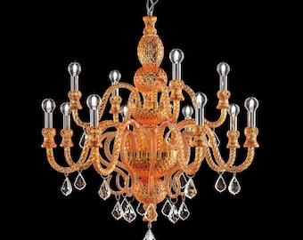 Könnte beinhalten: Ein großer, bernsteinfarbener Kronleuchter mit Kristalltropfen. Der Kronleuchter hat ein traditionelles Design mit mehreren Armen und Kerzenleuchter-Glühbirnen.