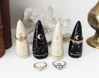 Porta anelli celesti, cono di anelli di argilla fatti a mano, lune e stelle, beige nero e oro, arredamento strega spirituale, regalo strega carino