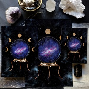 Witchy Print von Crystal Ball und Mondphasen, spirituelles Dekor, Space Galaxy Art, Celestial Wandkunst, Witchy Decor, Whimsigoth Witchy Geschenk