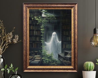 Könnte beinhalten: Ein gerahmtes Gemälde, das einen weißen Geist zeigt, der in einer Bibliothek mit überwuchernden Ranken steht. Der Geist hat zwei schwarze Augen und trägt ein weißes Laken. Die Bibliothek ist gefüllt mit Bücherregalen und Stapeln von Büchern.