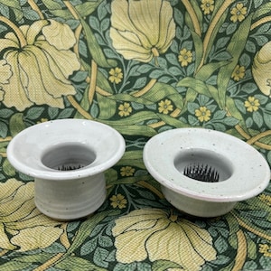 Vintage handgjord keramik blomma grodor set signerade handkastade set om 2