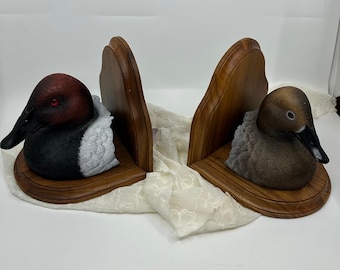 Suportes para livros vintage realistas em forma de pato, estilo Prairie Shop, do artista Jules A Bouillet.