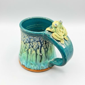Taza grande de cerámica hecha a mano con diseño de rana en 3D, torneada a mano y firmada por Studio Pottery. Esmalte con efecto goteo.