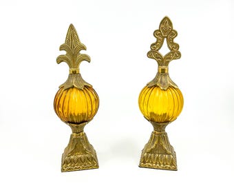 Figura decorativa de bola de vidrio y latón vintage, fabricada en India, MCM