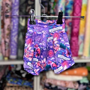 LISTO PARA ENVIAR // 0-3 meses Bummies // Cintura alta // Cartas del Tarot // Bebé // Niño pequeño // Pantalones cortos // Bruja // Gato // Gatito // Naturaleza // Morado